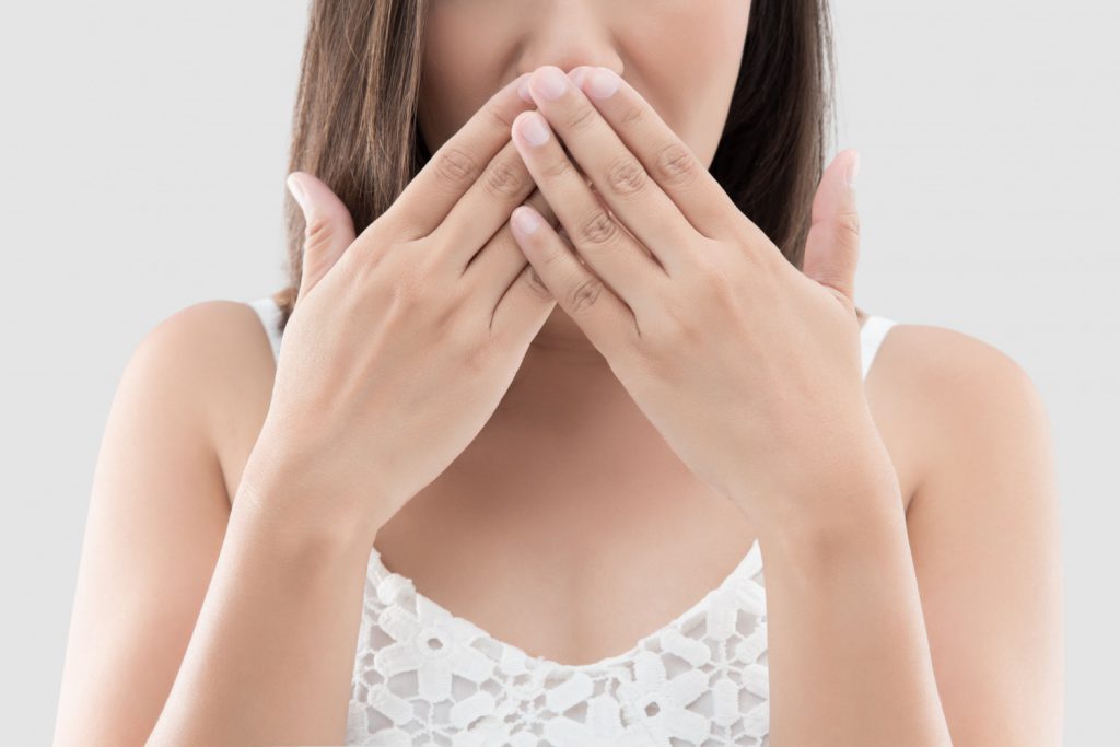 Skąd bierze się brzydki zapach z ust przy SIBO?